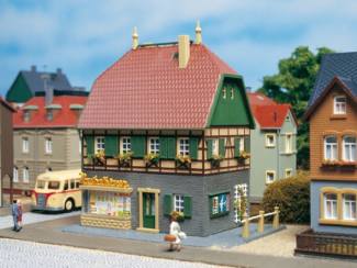 Auhagen HO 12347 Woonhuis met winkel - Modeltreinshop