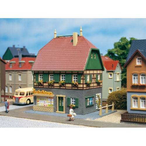 Auhagen HO 12347 Woonhuis met winkel - Modeltreinshop