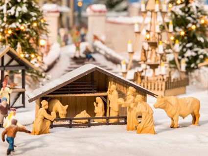 Noch H0 14394 Kerststal met figuren in houtlook - Modeltreinshop