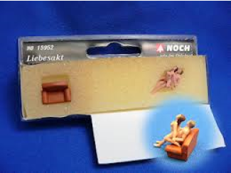 Noch H0 15952 Liefdes scene op de zetel - Modeltreinshop