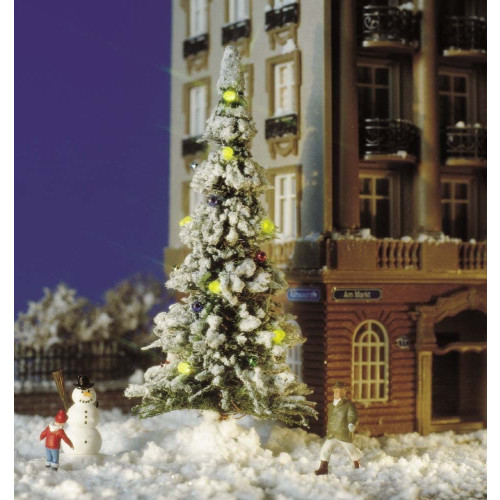 Busch H0 5409 besneeuwde kerstboom, met 7 gele LEDs als verlichting, kerstballen en een sneeuwpop - Modeltreinshop