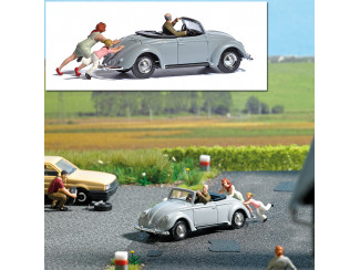 Busch H0 aktie set 7823 man achter stuur van een VW cabrio duwend door vrouw met kind - Modeltreinshop