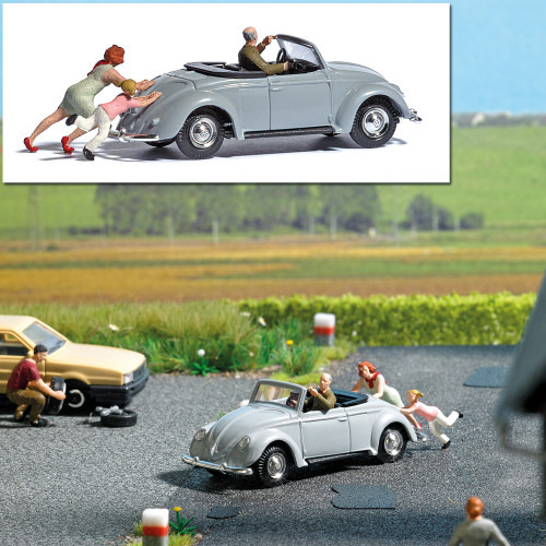 Busch H0 aktie set 7823 man achter stuur van een VW cabrio duwend door vrouw met kind - Modeltreinshop