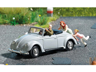 Busch H0 aktie set 7823 man achter stuur van een VW cabrio duwend door vrouw met kind - Modeltreinshop