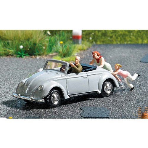 Busch H0 aktie set 7823 man achter stuur van een VW cabrio duwend door vrouw met kind - Modeltreinshop