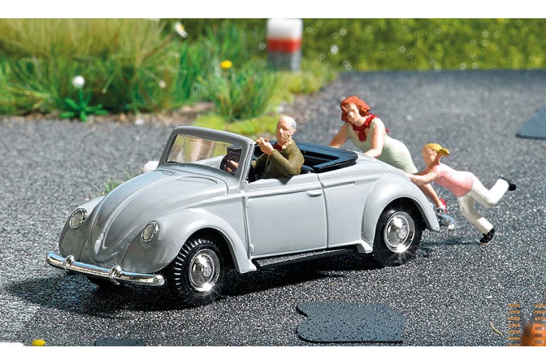 Busch H0 aktie set 7823 man achter stuur van een VW cabrio duwend door vrouw met kind - Modeltreinshop