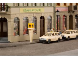 Auhagen TT 43676 Taxi's met praatpaal - Modeltreinshop