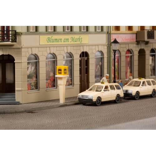 Auhagen TT 43676 Taxi's met praatpaal - Modeltreinshop