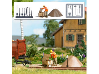 Busch H0 7967 Baanwerker met een houten kist op een pallet Tijdperk 5 - Modeltreinshop