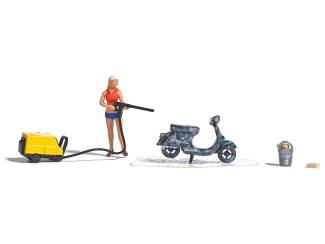 Busch H0 aktie set 7833 Vrouw spuit Scooter af met hogedrukreiniger - Modeltreinshop