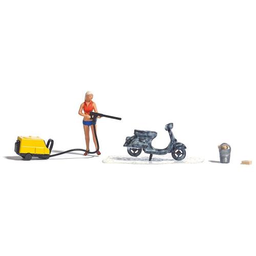 Busch H0 aktie set 7833 Vrouw spuit Scooter af met hogedrukreiniger - Modeltreinshop