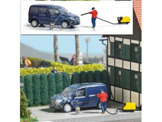 Busch H0 aktie set 7825 Man spuit Mercedes Citan af met hogedrukreiniger - Modeltreinshop