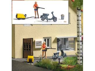 Busch H0 aktie set 7833 Vrouw spuit Scooter af met hogedrukreiniger - Modeltreinshop