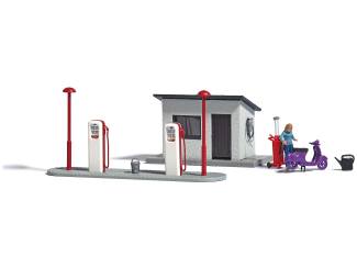 Busch H0 aktie set 7832 Tankstation met vrouw die met scooter aan het tanken is - Modeltreinshop