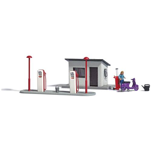 Busch H0 aktie set 7832 Tankstation met vrouw die met scooter aan het tanken is - Modeltreinshop