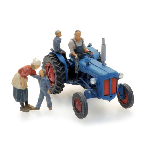 Artitec H0 5870026 Boerenfamilie op de tractor 3x - Modeltreinshop