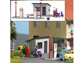 Busch H0 aktie set 7832 Tankstation met vrouw die met scooter aan het tanken is - Modeltreinshop