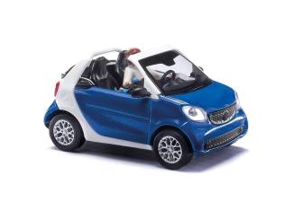 Busch H0 50779 Smart Cabrio met bestuurster en baby - blauw wit - Modeltreinshop