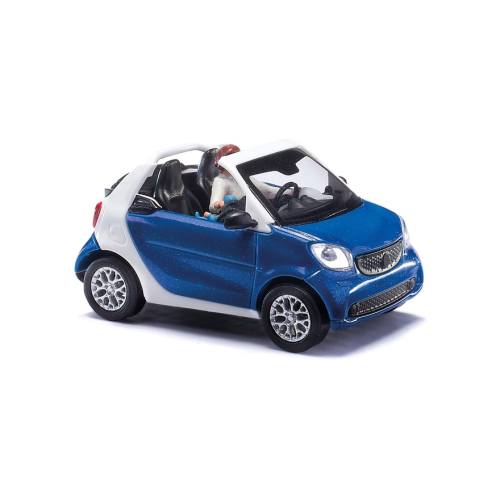 Busch H0 50779 Smart Cabrio met bestuurster en baby - blauw wit - Modeltreinshop