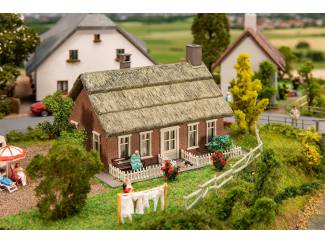 Faller HO 131318 Noord-Duits huis met rieten dak - Modeltreinshop