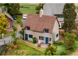 Faller HO 131322 Woonhuis met rieten dak - Modeltreinshop