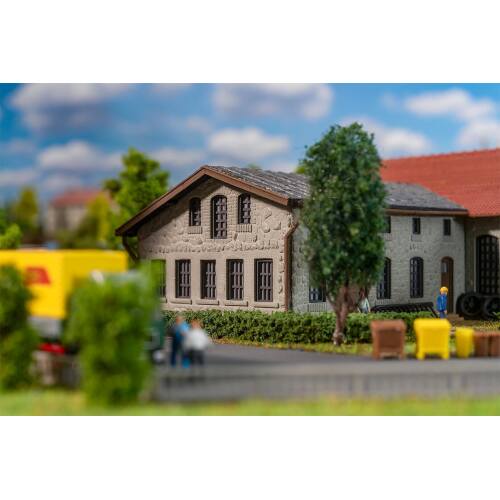 Faller N 222106 Twee-standplaats locomotiefloods met werkplaats - Modeltreinshop