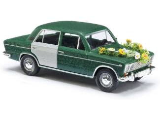 Busch H0 50509 Lada 1500 met bloemenkrans op motorkap - Modeltreinshop
