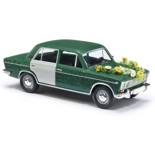 Busch H0 50509 Lada 1500 met bloemenkrans op motorkap - Modeltreinshop