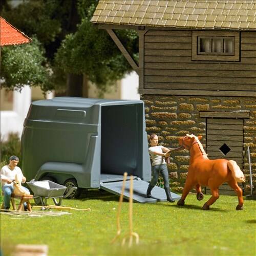 Busch H0 79858 Koppige pony in trailer - Modeltreinshop