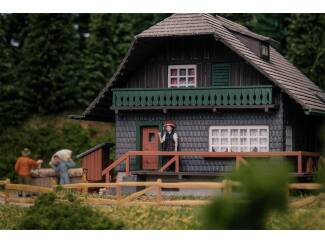 Faller HO 130010 Jubileummodel Zwarte Woud huis met figuur - Modeltreinshop