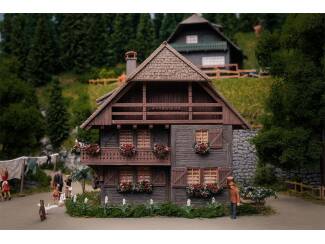 Faller HO 130012 Jubileummodel horlogemakershuis met figuur - Modeltreinshop