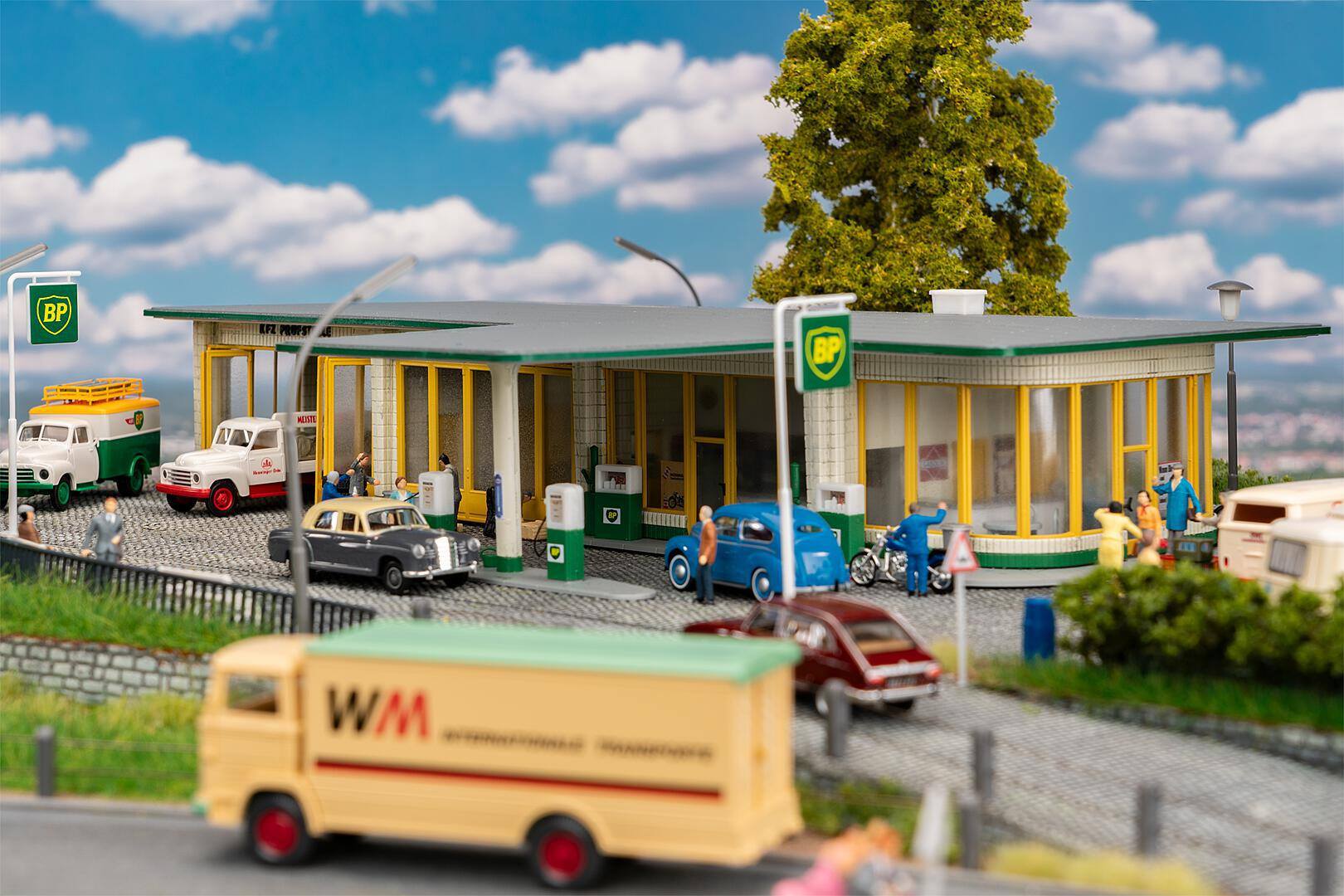Faller HO 130592 Groot BP-tankstation – Modeltreinshop Faller HO 130592 Groot BP-tankstation - Modeltreinshop