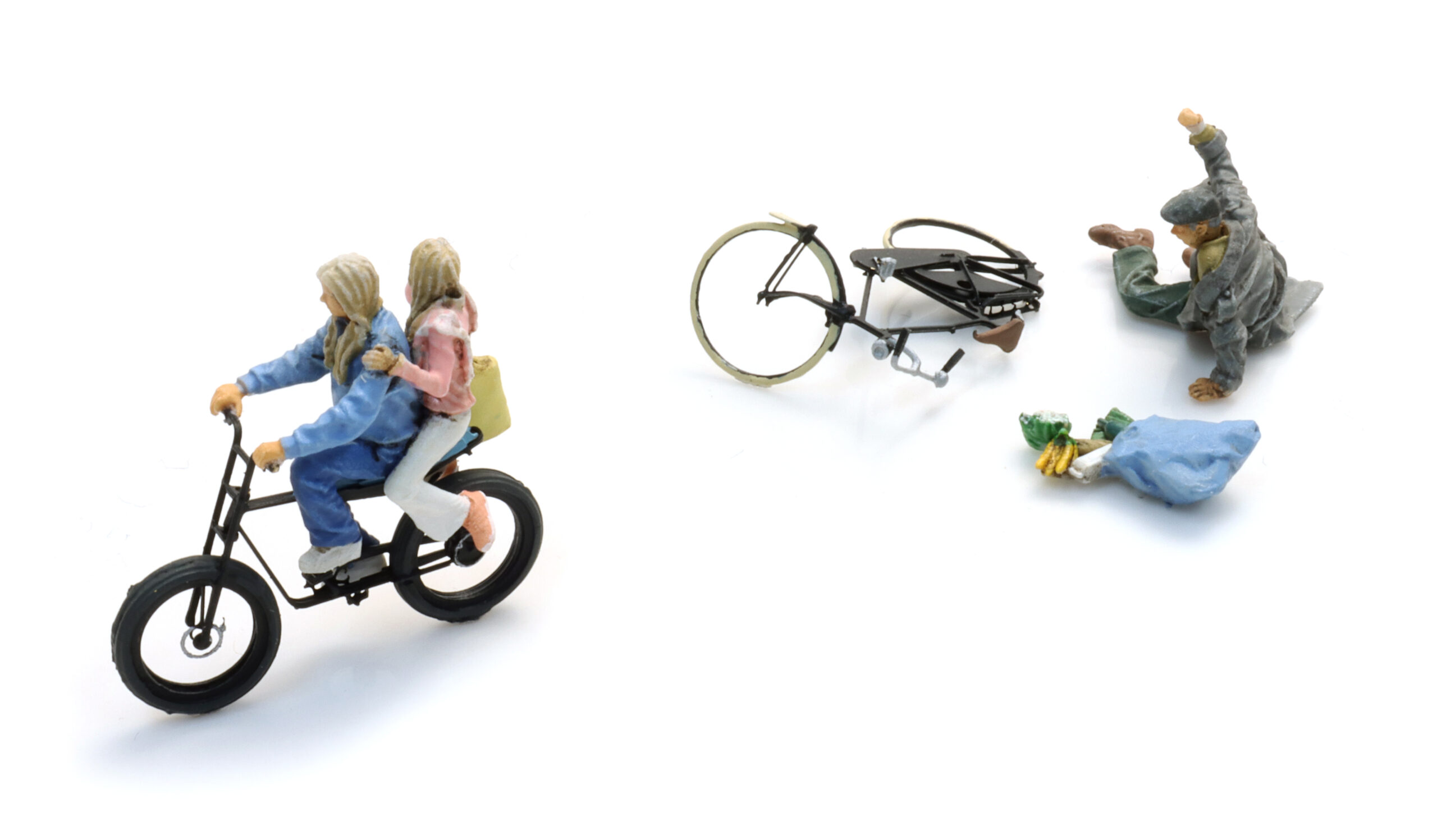 Artitec H0 5870122 Wegpiraten – 2 personen op een fatbike met gevallen oude man – Modeltreinshop Artitec H0 5870122 Wegpiraten - 2 personen op een fatbike met gevallen oude man - Modeltreinshop